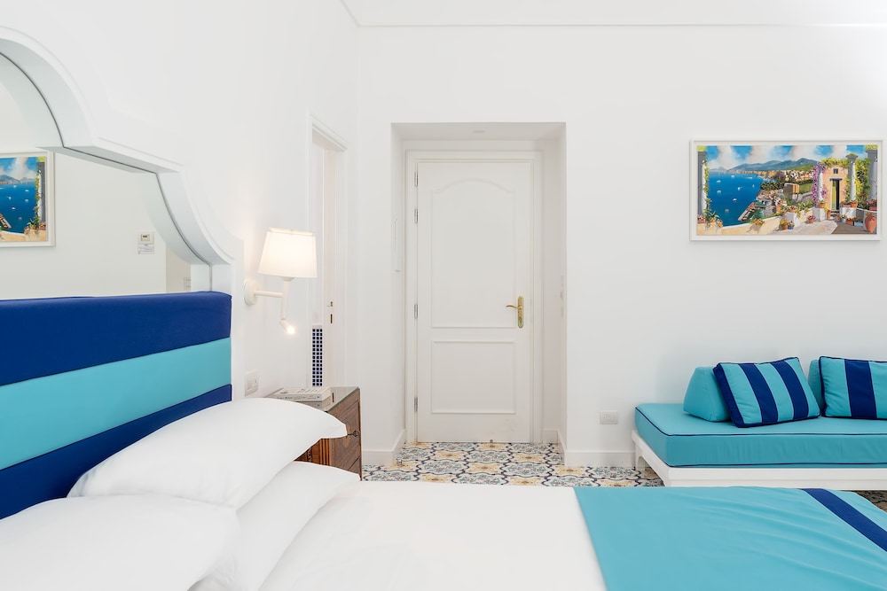 Deluxe Room, 1 King Bed, Poolside