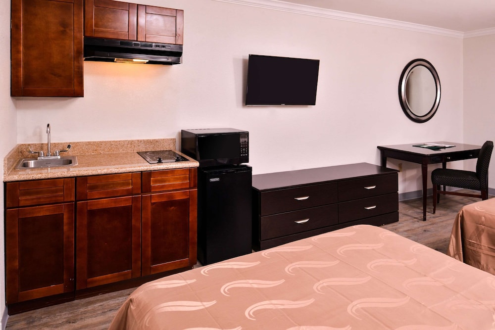 Standard Room, 1 Queen Bed, Non Smoking photo 2