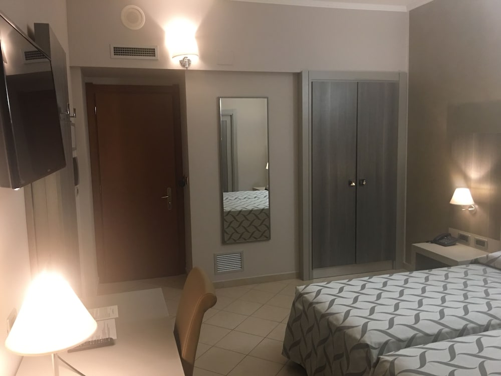 Standard Room, 1 Queen Bed, Accessible, Sea View photo 3