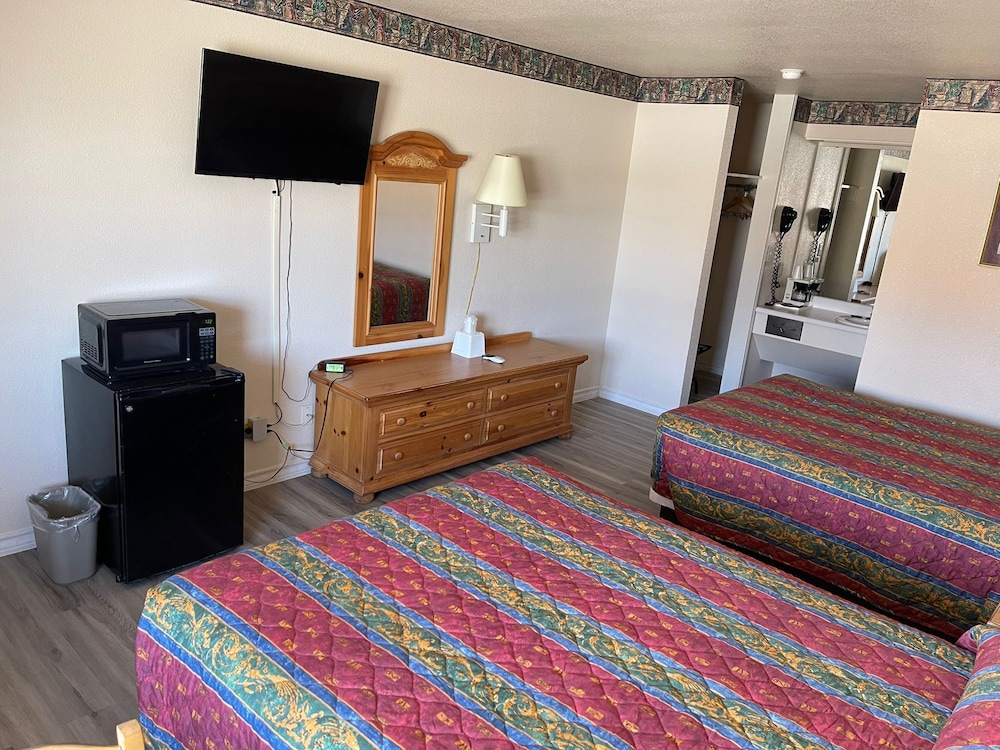 Room, 2 Queen Beds, Non Smoking, Kitchen photo 2