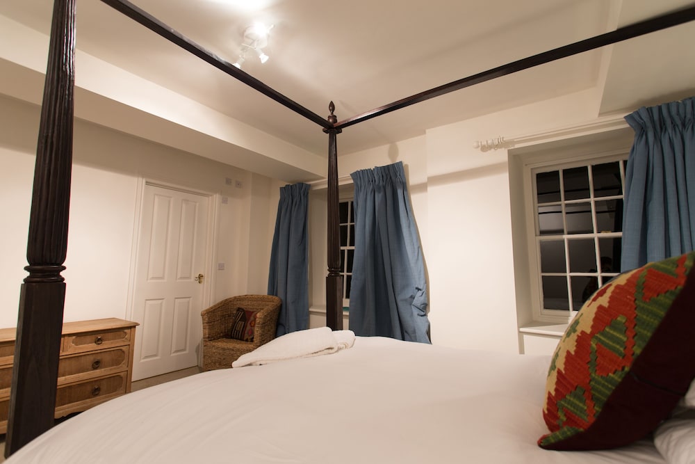 Room, 1 King Bed, Private Bathroom (4 Poster, Room 1) photo 1