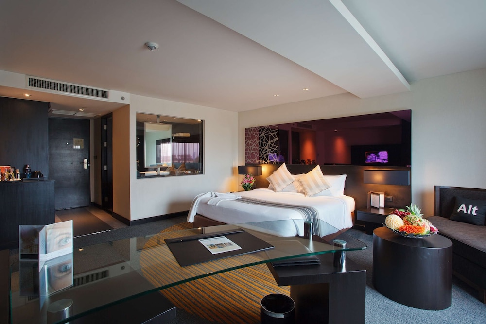 Deluxe Room, 1 King Bed, City View (Deluxe) photo 3