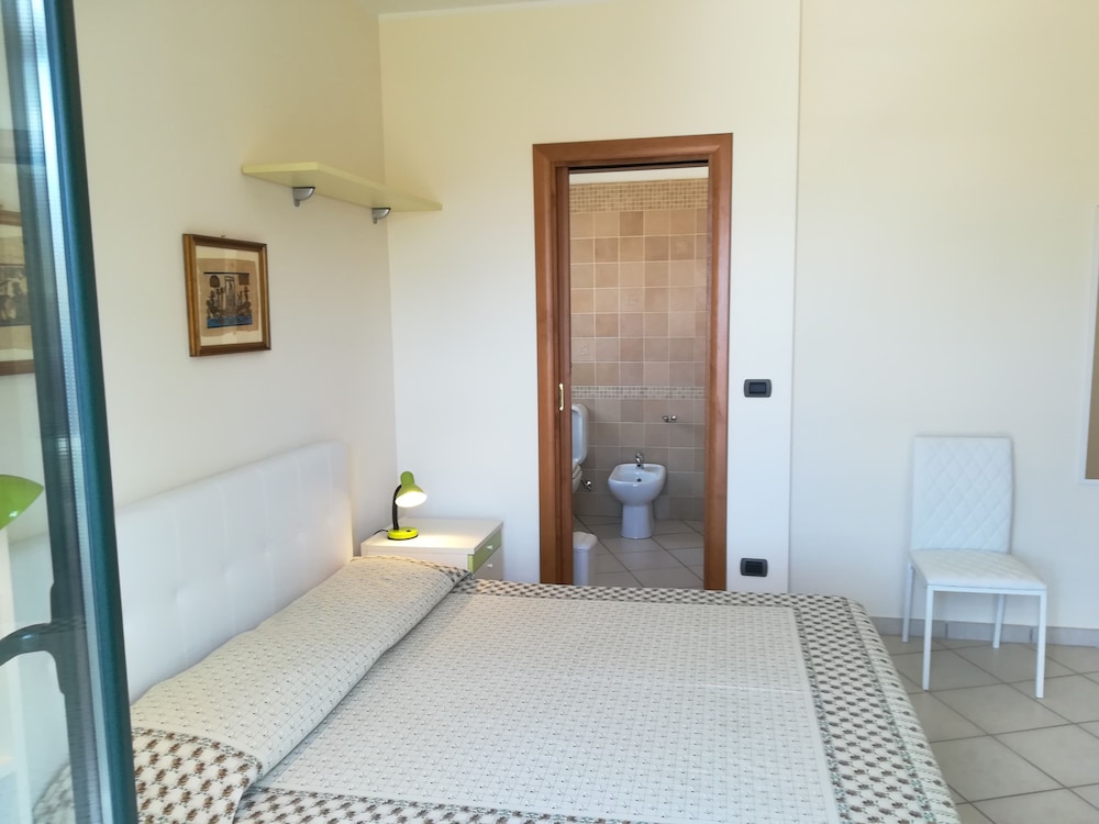 Deluxe Double Room, 1 Queen Bed, Private Bathroom, Partial Sea View
