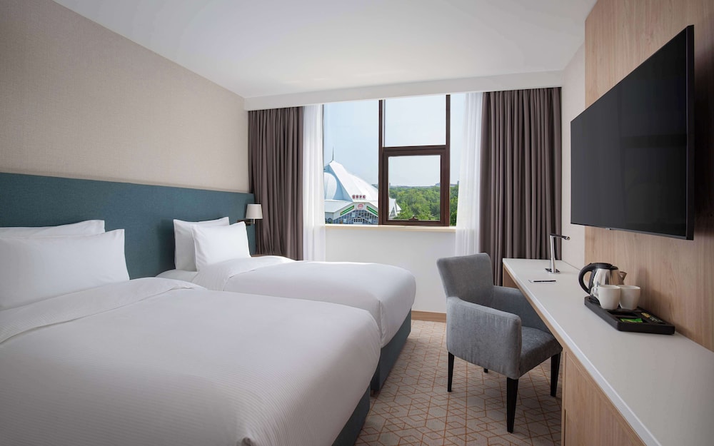 Deluxe Room, 1 King Bed photo 3