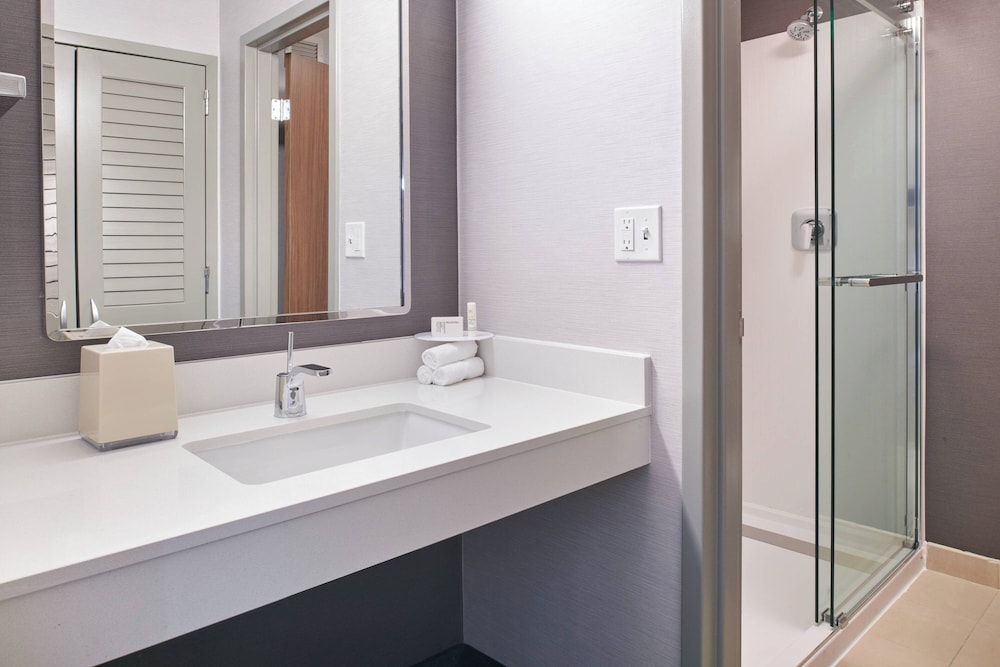 Suite, 1 Bedroom - Photo 3