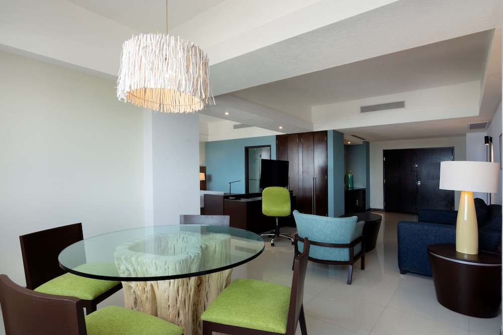 Studio, 1 King Bed, Refrigerator (Wet bar) - Photo 7