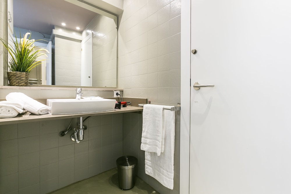 Apartment, 4 Bedrooms (Comfort II, Ronda Universitat 15) photo 3
