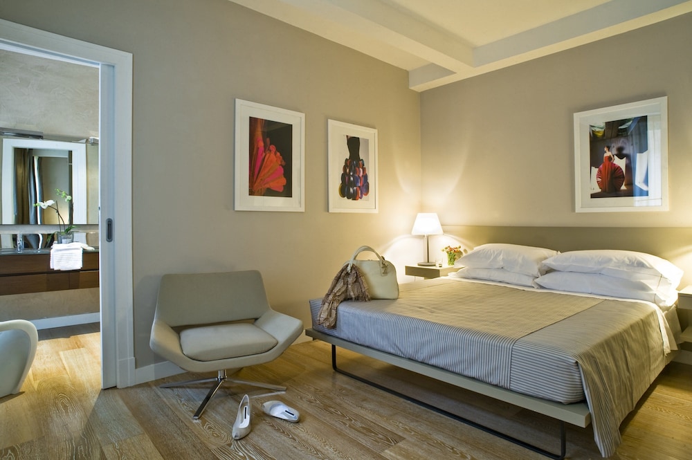Suite (Fashion) - Photo 1