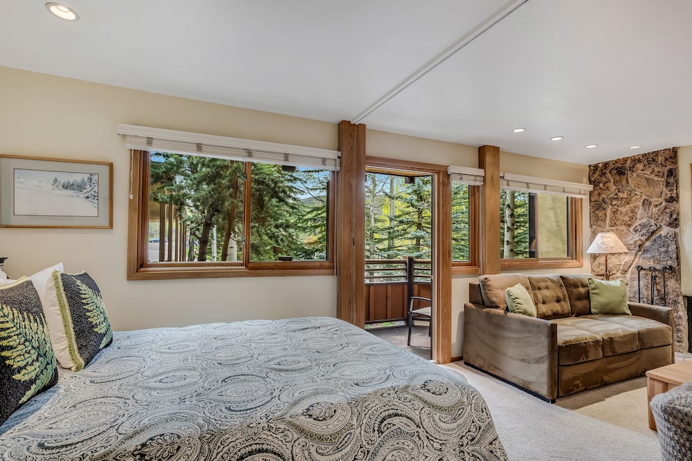 Premier Studio (Unit 207)