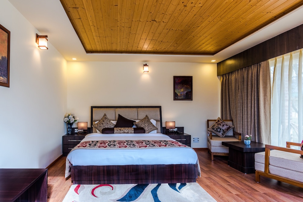 Elegant Chalet with Private Balcony