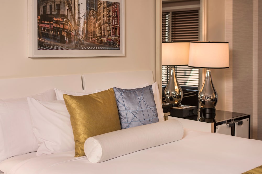 Room, 1 King Bed, Roll-in Shower (Mobility Accessible)