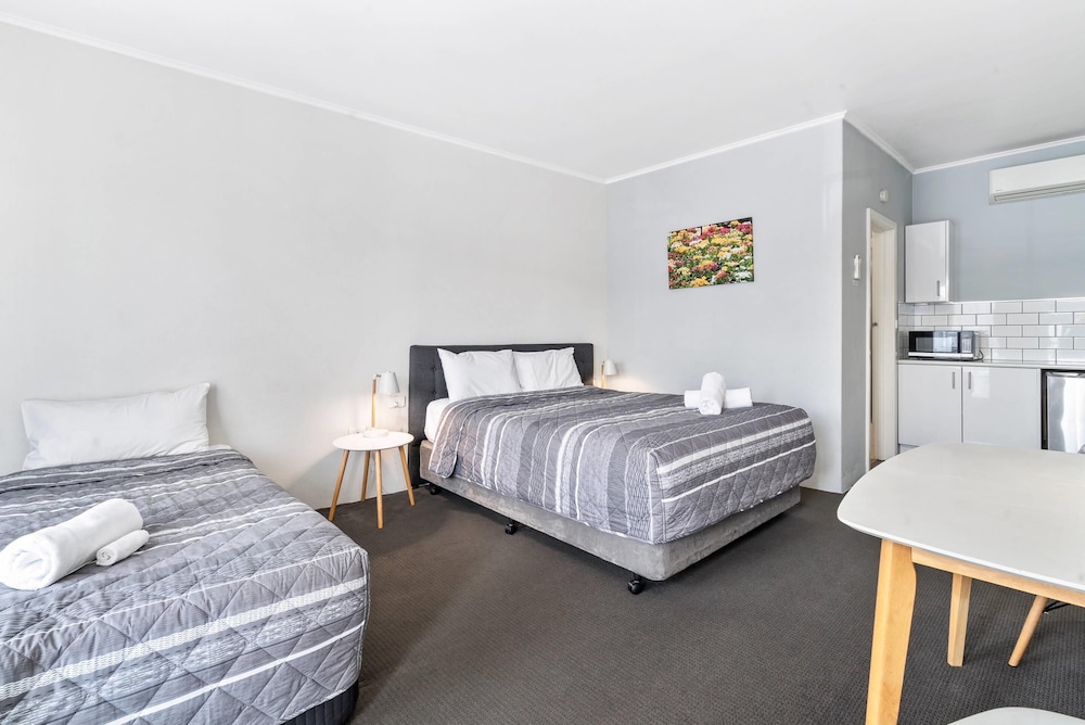 Room, Multiple Beds, Non Smoking photo 2