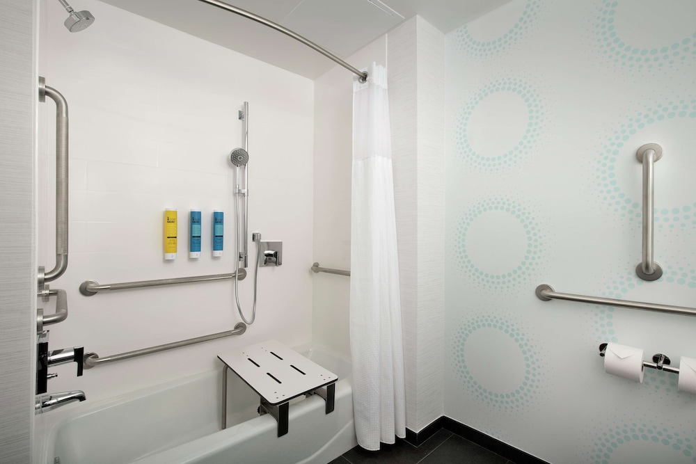 Room, 2 Queen Beds, Accessible, Bathtub - Photo 7