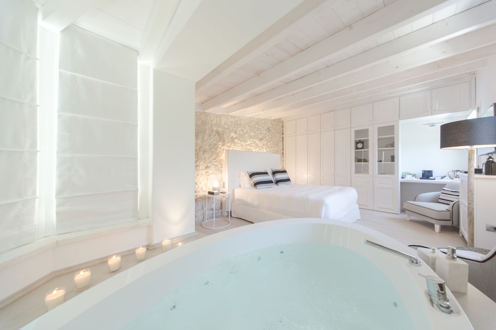 Luxury Room, Jetted Tub (Garden) photo 3