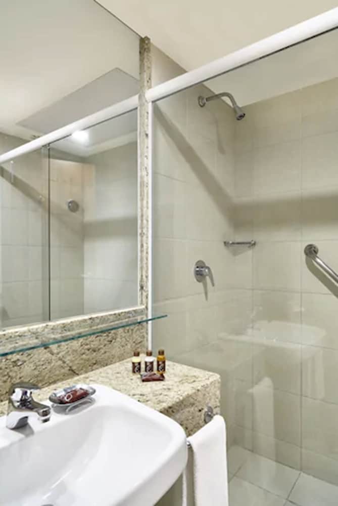 Deluxe Room, 1 King Bed, Ocean View (Mid Floor) - Photo 3