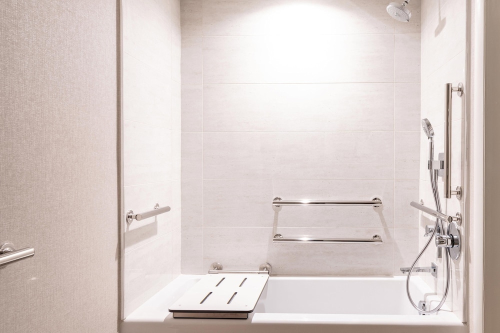 Traditional Room, 1 King Bed (Mobility Accessible, Tub) - Photo 6