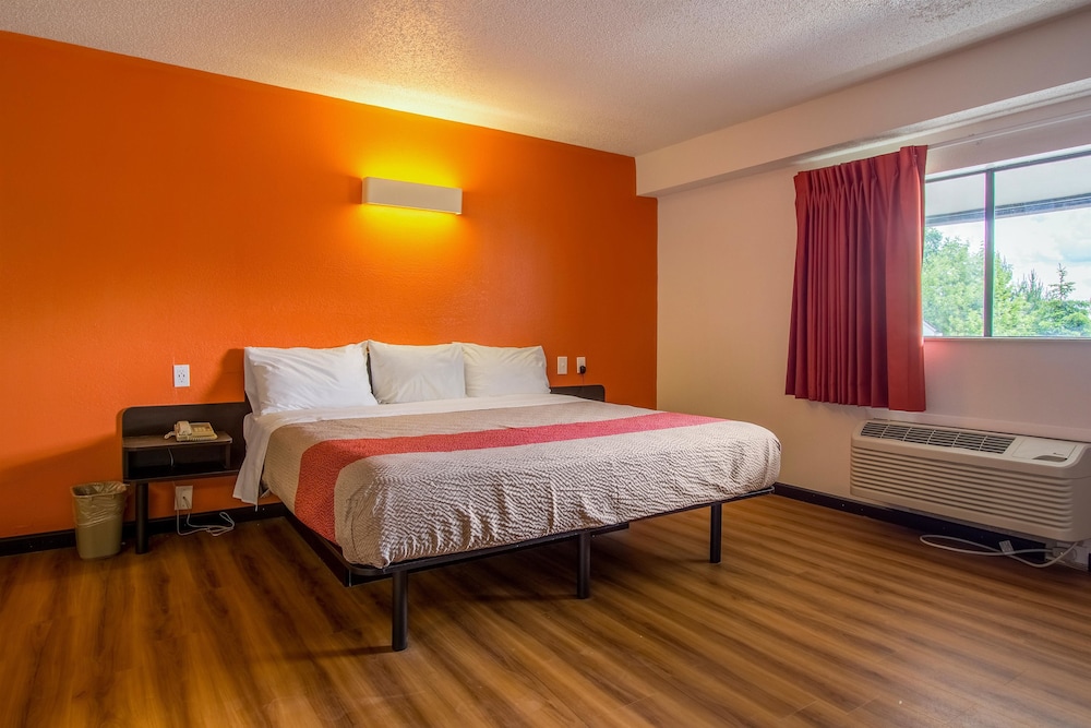 Standard Room, 1 Queen Bed, Non Smoking - Photo 1