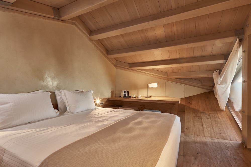 Grand Harbour Master Suite with Balcony and Sea View