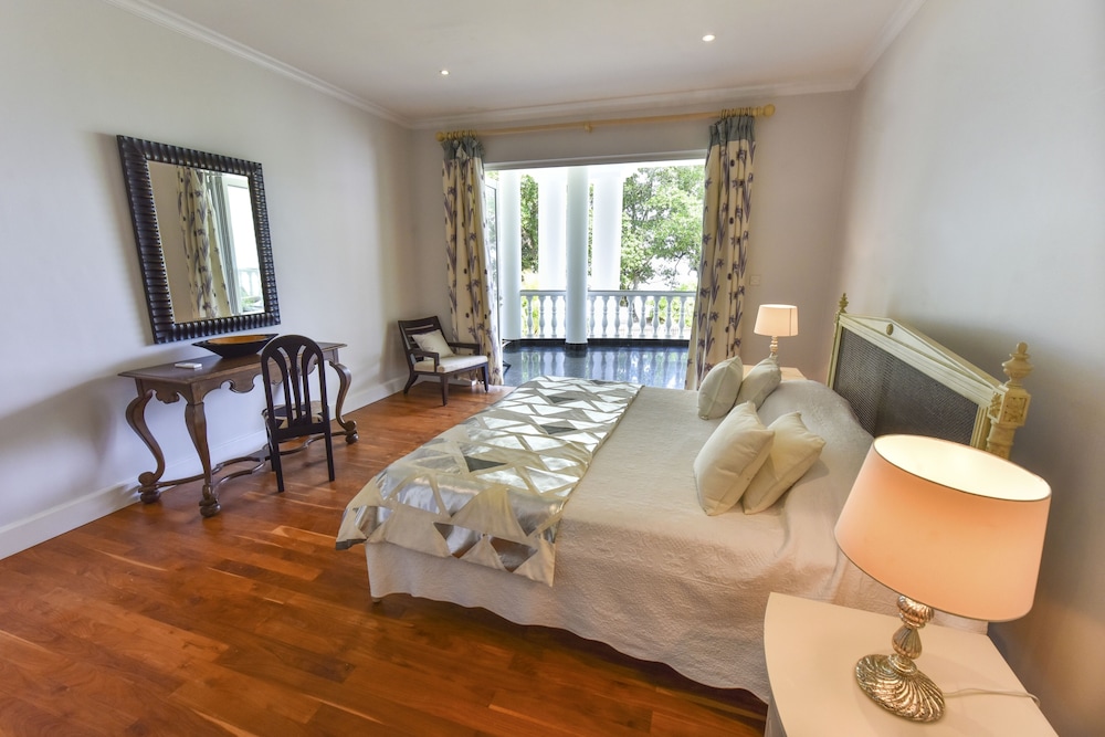 Superior Room, 1 King Bed, Ocean View, Beachside