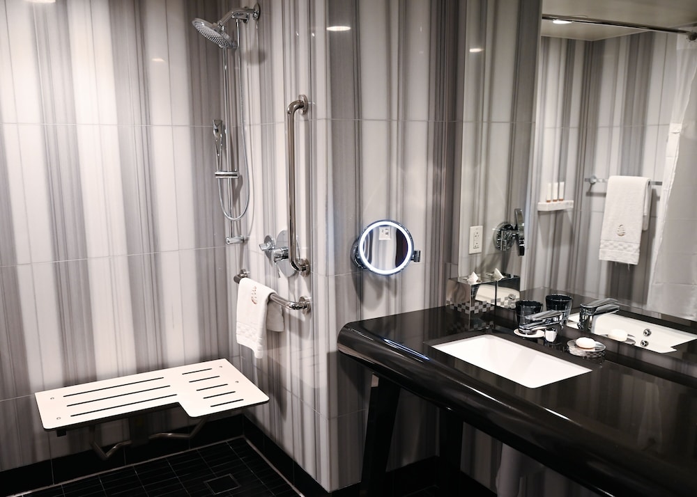 Superior Room, 1 King Bed, Accessible - Photo 4