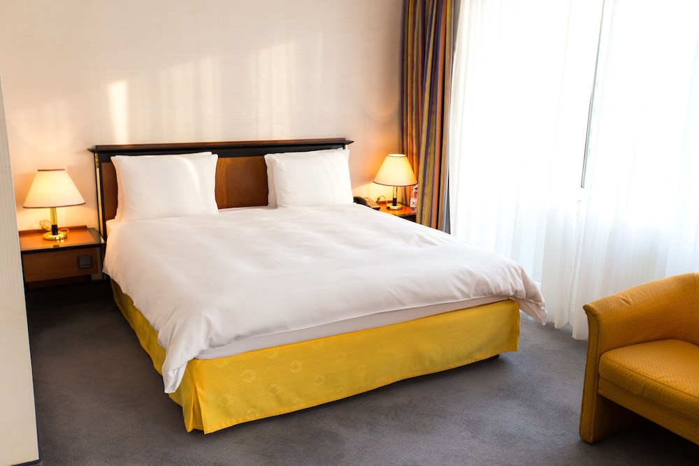 Deluxe Room, 1 King Bed photo 2