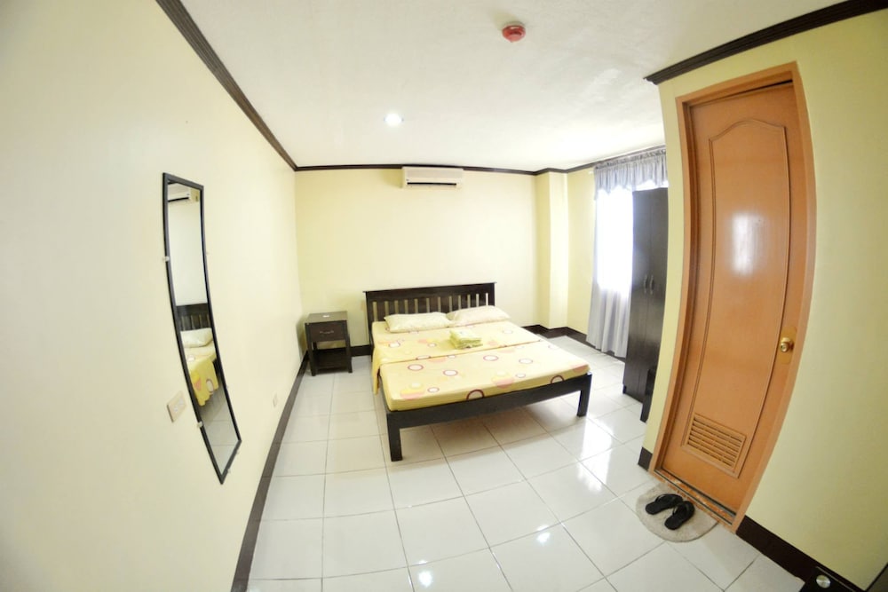 Standard Twin Room, 1 Queen Bed photo 2