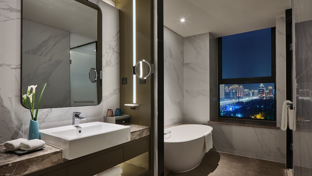 Premium Room, 1 King Bed, Club Lounge Access photo 3