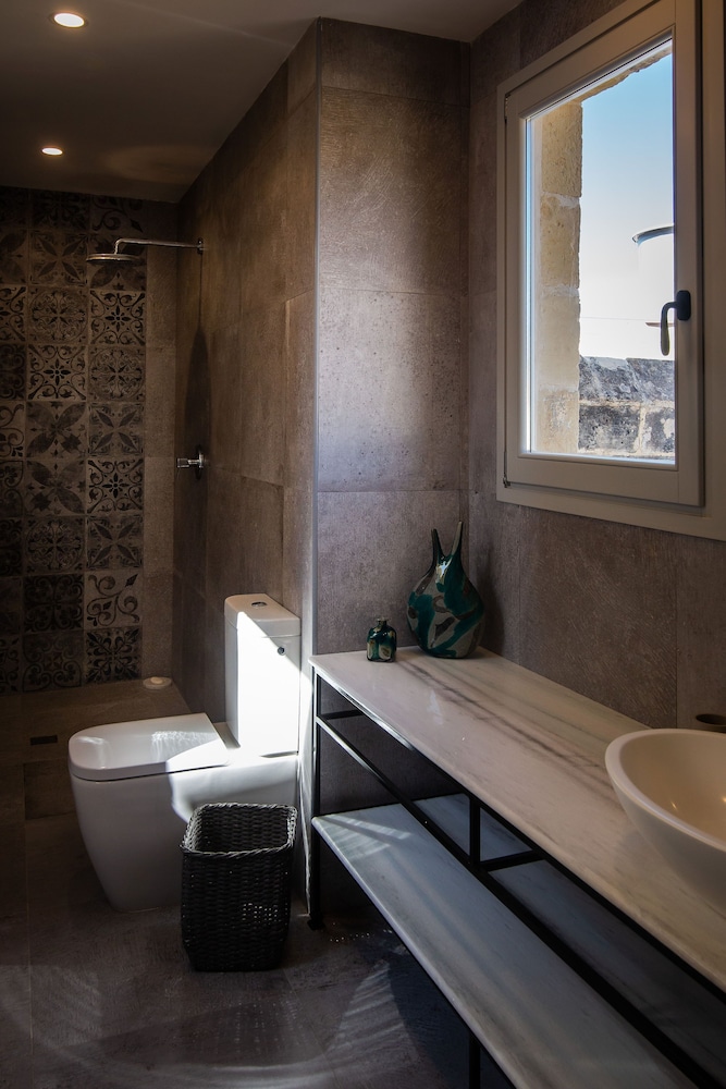 Superior Double Room, Ensuite ( King Room with balcony) - Photo 14