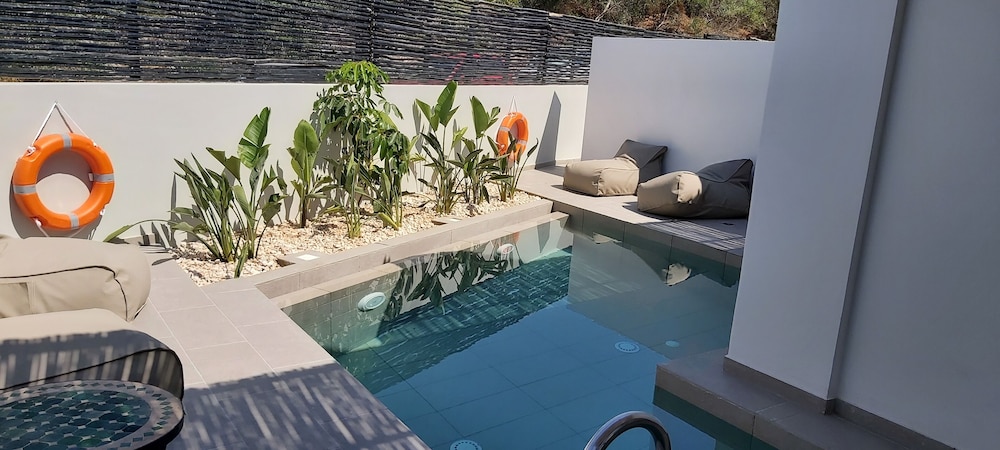 Executive Room, Pool View - Photo 9