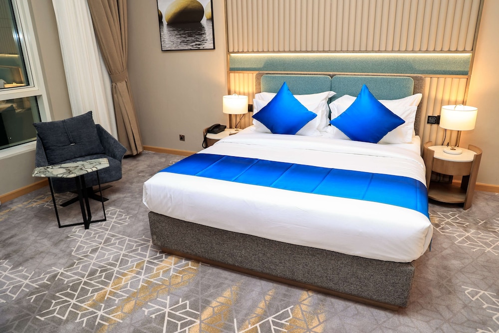 Superior Room, 1 King Bed, Non Smoking (Larger Room) photo 1