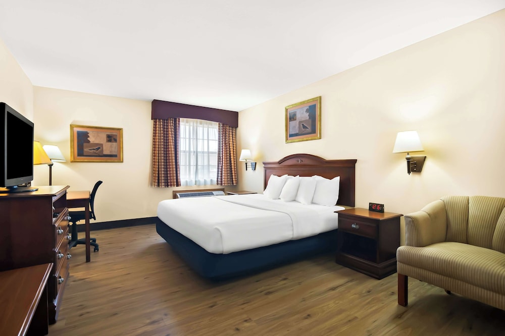 Standard Room, 1 King Bed, Non Smoking, Refrigerator & Microwave