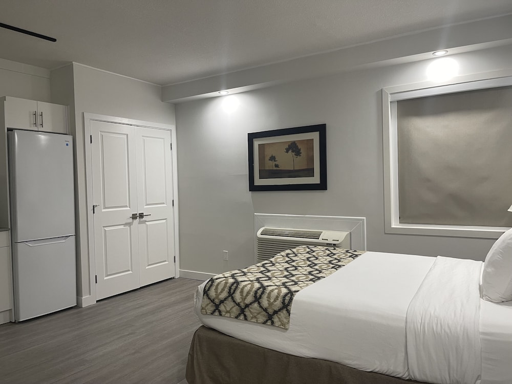 Suite, 1 King Bed, Non Smoking - Photo 3