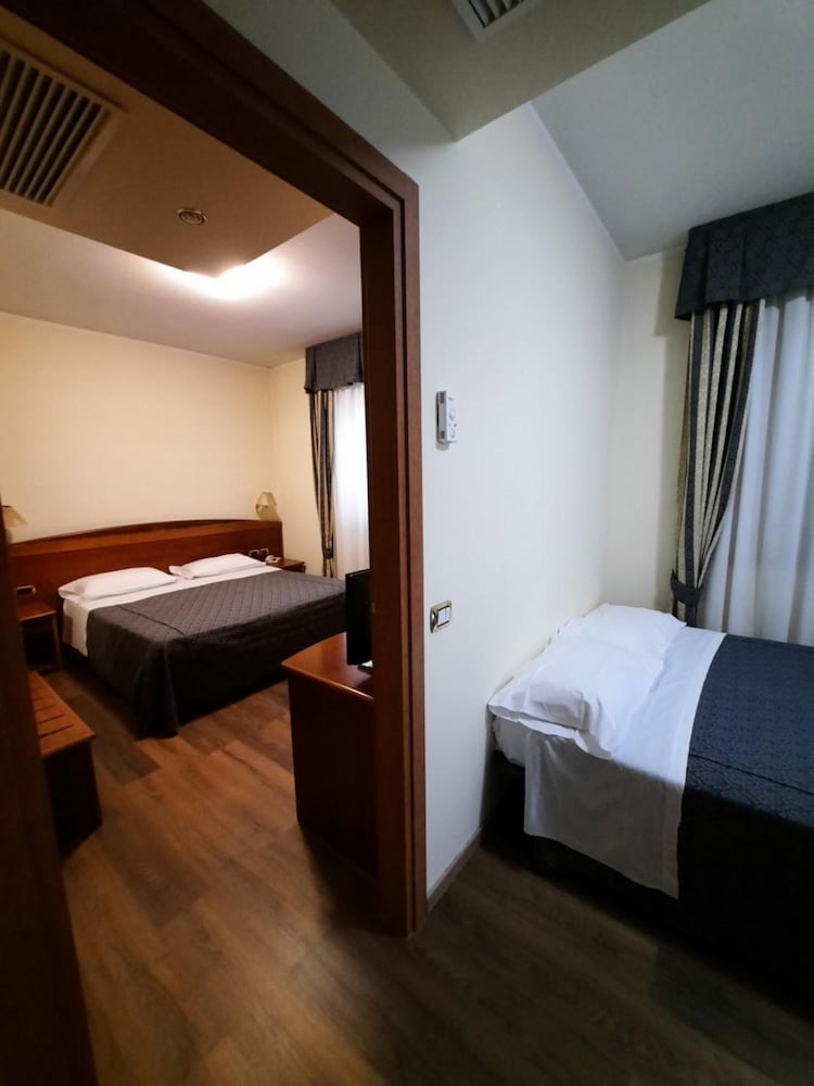Deluxe Double or Twin Room - Photo 2