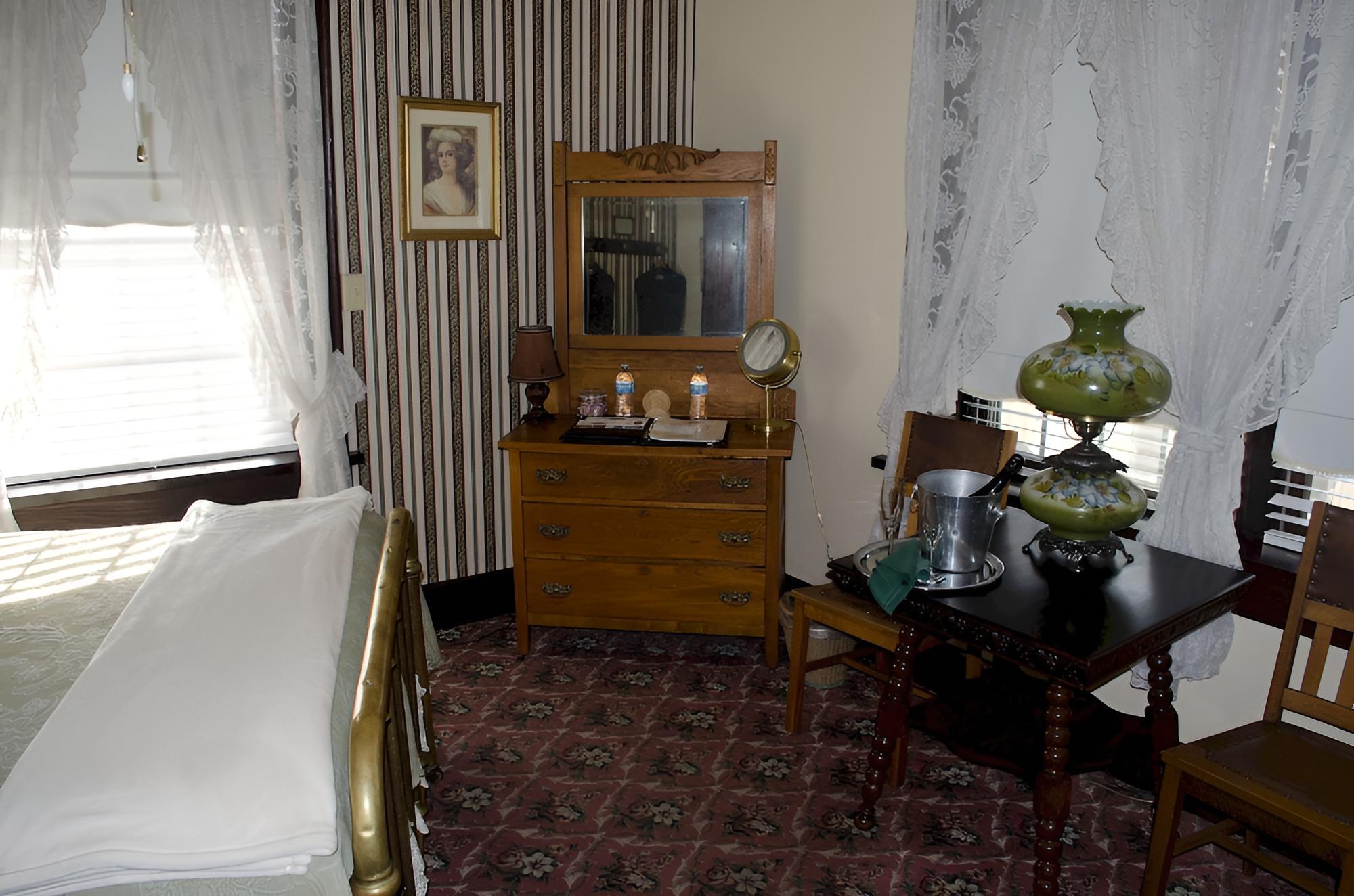 #01 Historic Queen Room photo 2