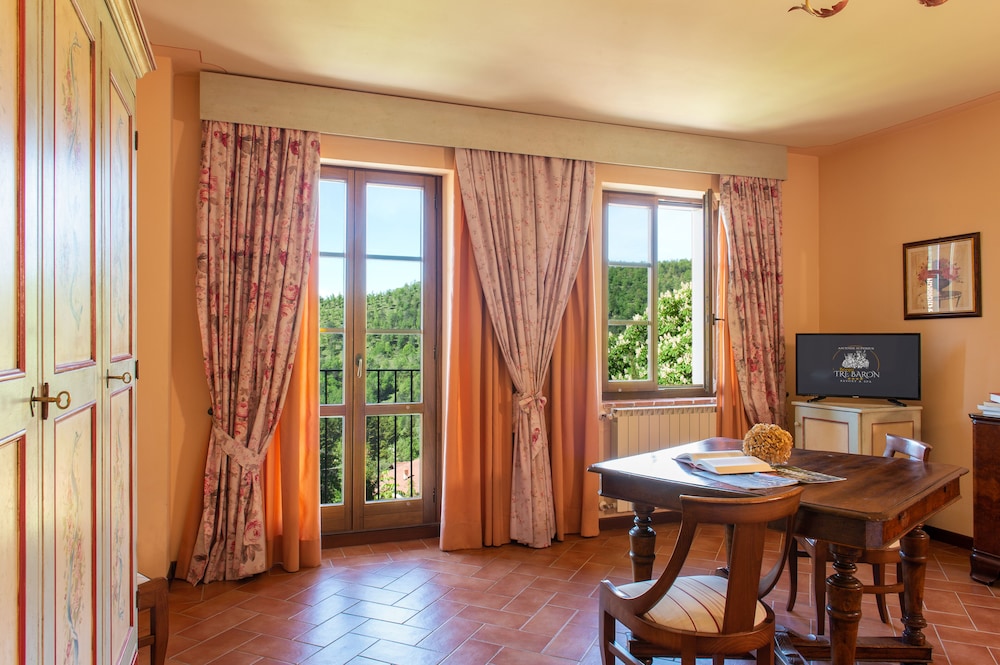Suite - Photo 1