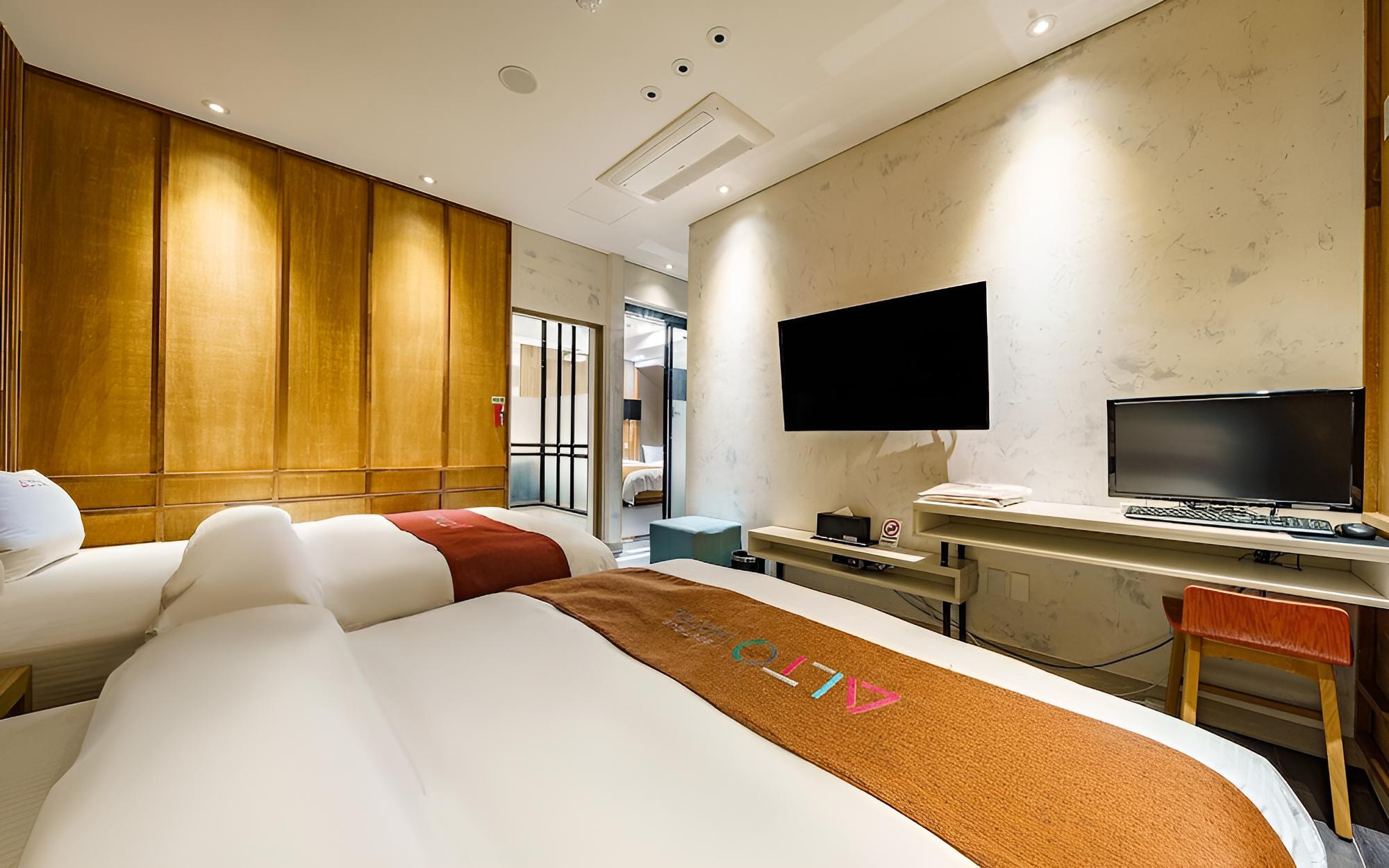 Room (Family Room (twin screen karaoke)) photo 3
