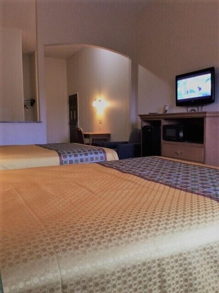 Deluxe Room, 2 Queen Beds, Smoking - Photo 19