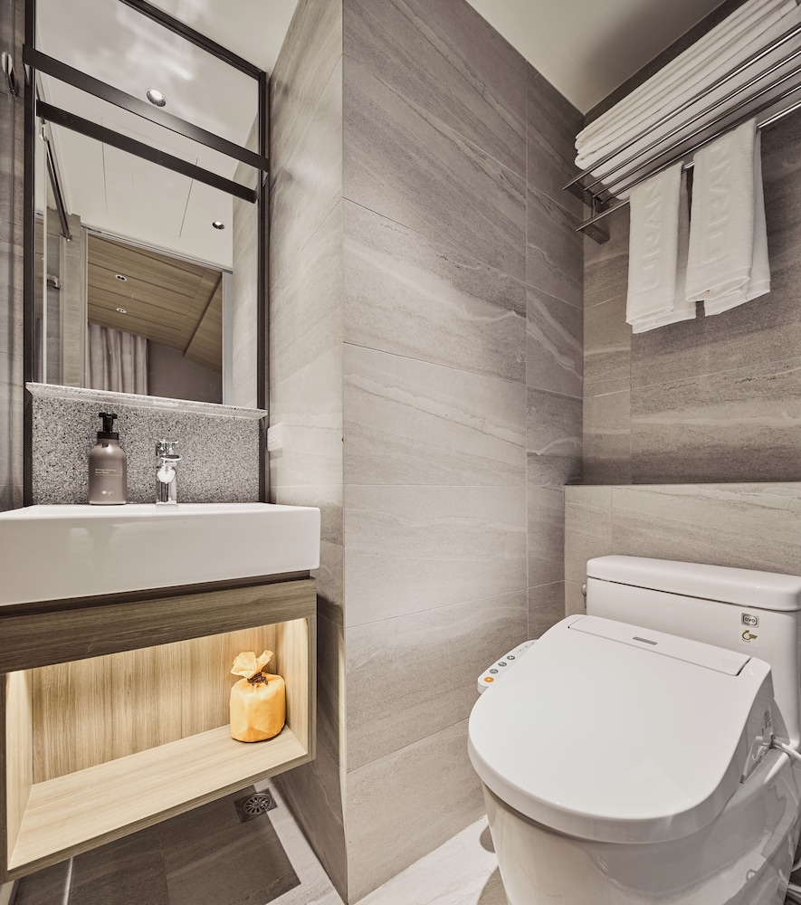 Standard Twin Room thumbnail 5