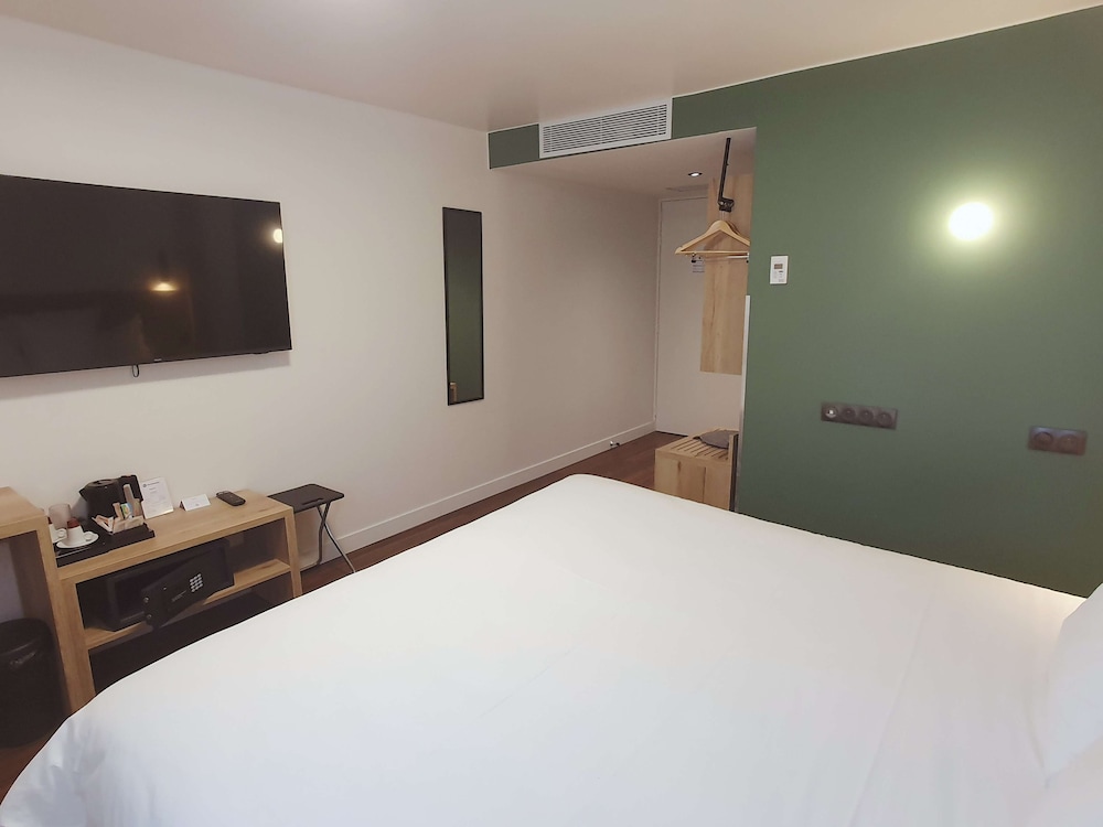 Superior Room, 1 King Bed, Non Smoking (Shower Only) - Photo 1