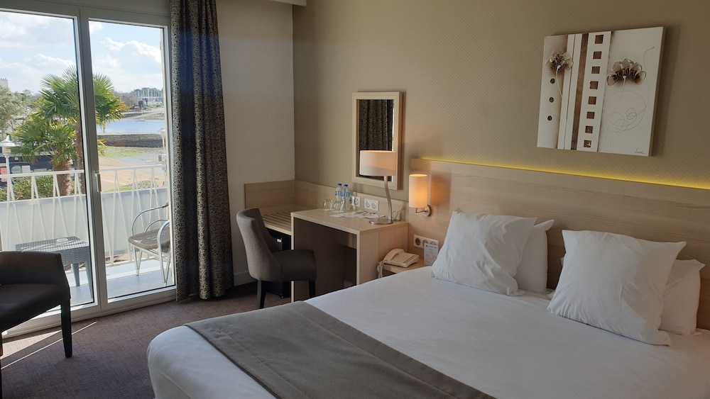 Superior Room, 1 Queen Bed, Balcony, Sea View photo 2