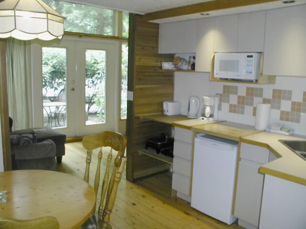 Studio, 1 Queen Bed, Kitchenette photo 2