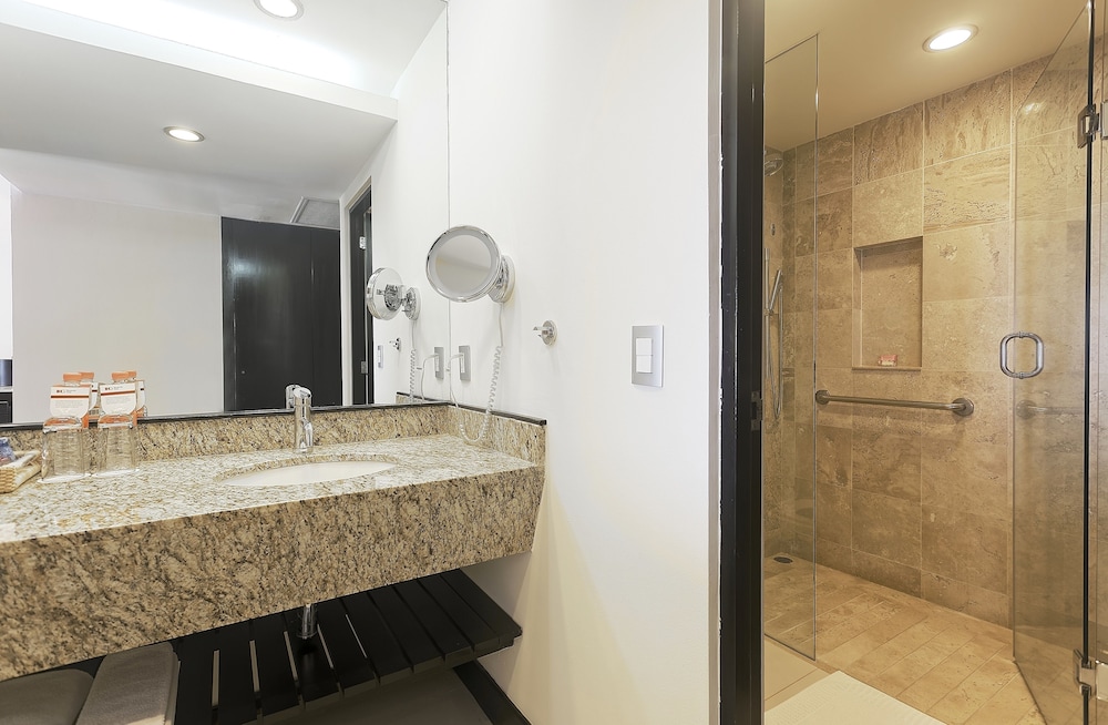 Junior Suite, 2 Queen Beds (Crowne) - Photo 11