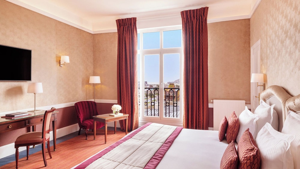 Deluxe Room, 1 King Bed, Pool View photo 2
