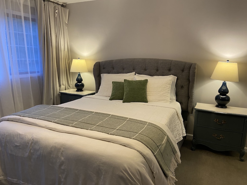 Basic Single Room, 1 Queen Bed photo 2
