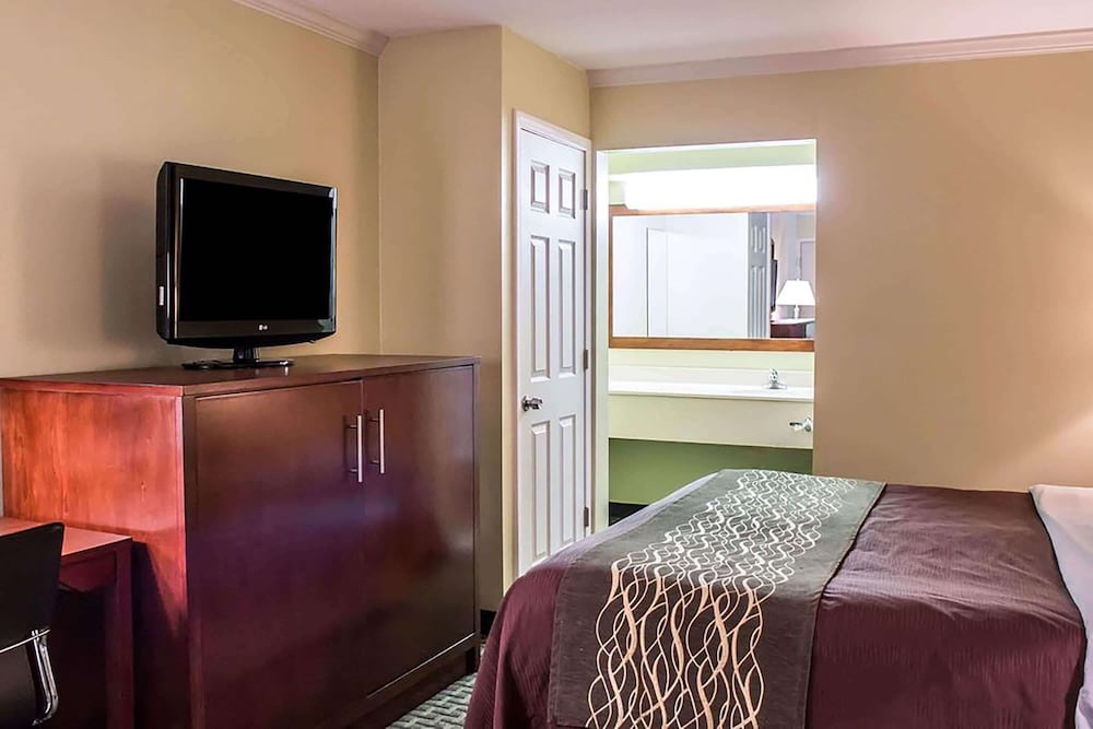 Room, 1 Double Bed, Accessible, Non Smoking (Mobility/Roll-In Shower) - Photo 1