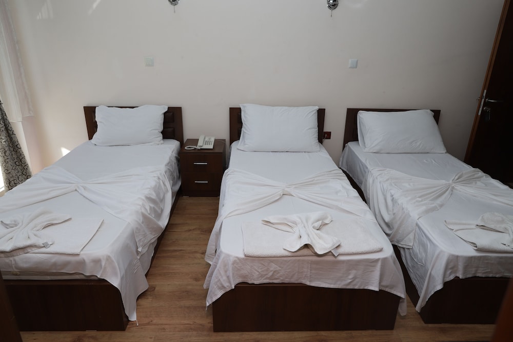 Economy Triple Room photo 2