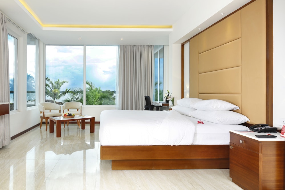 Junior Suite, 1 King Bed, Non Smoking, Lake View photo 1