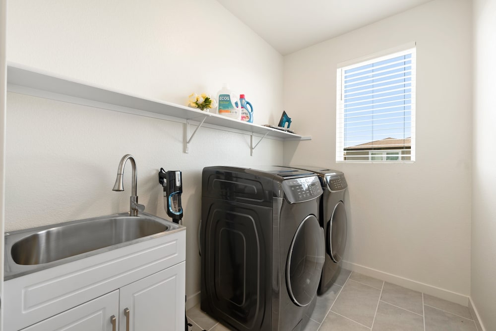 Modern 4BR Home Nr Airport DT w Fire Pit, Billede 16