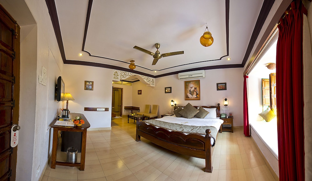 Superior Room, 1 King Bed photo 1