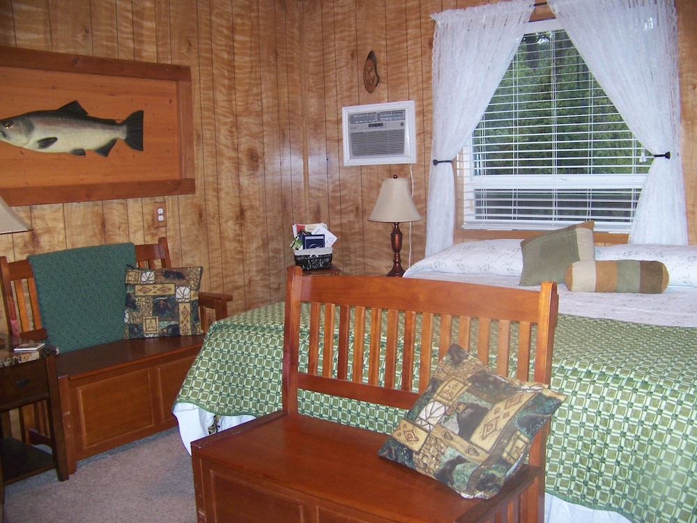 Single Room, 1 Queen Bed, Private Bathroom photo 1
